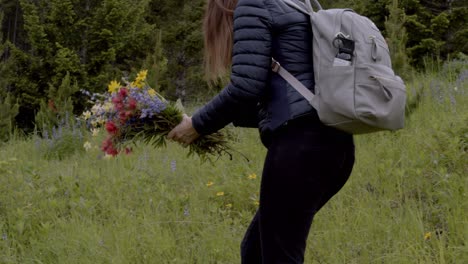 Frau-Beim-Pflücken-Von-Wildblumen-Bei-Leichtem-Regen