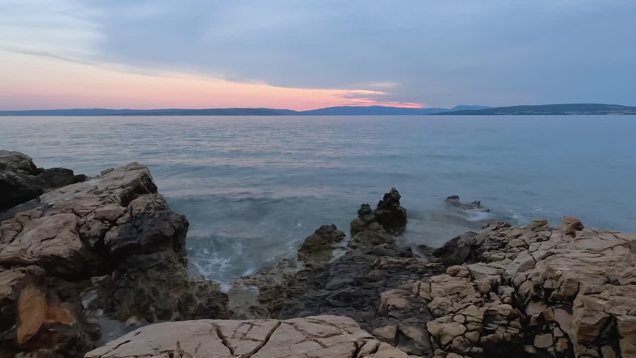 Timelapse of Adriatic Sea Waves Crashing Against Rocky Cliff at Sunset on Krk Island, Croatia – Dynamic Summer Coastal Scene with Warm Light and Scenic Mediterranean Landscape