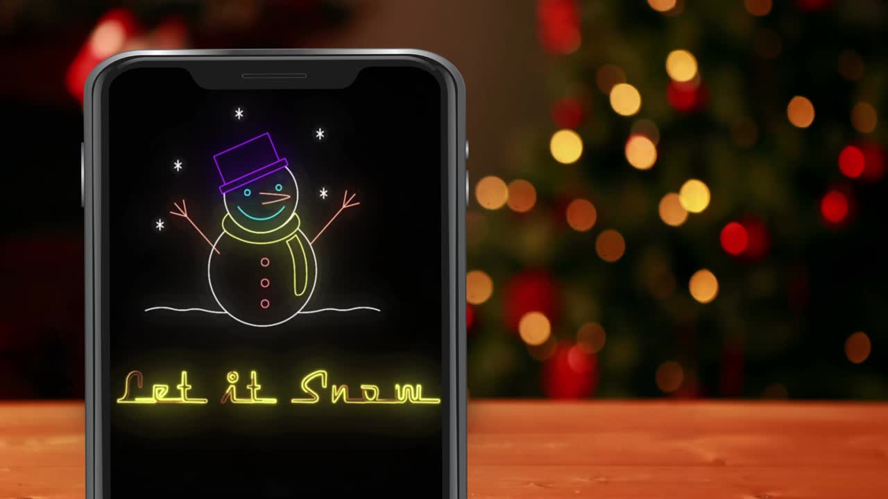크리스마스 트리 위에 스마트 폰에 눈 문자와 스노우맨의 애니메이션