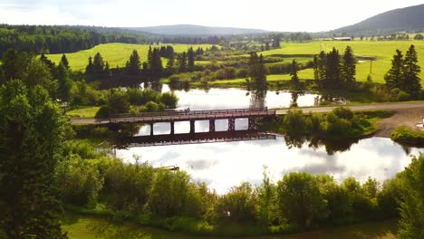 Puesta-De-Sol-Sobre-El-Puente-Del-Río:-Video-De-Drones-Del-Lago-De-Los-Caballos