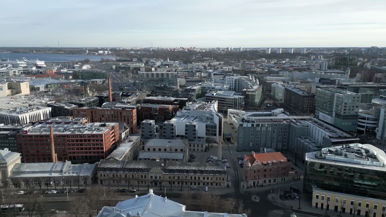 estableciendo una vista aérea del horizonte de tallin estonia en invierno