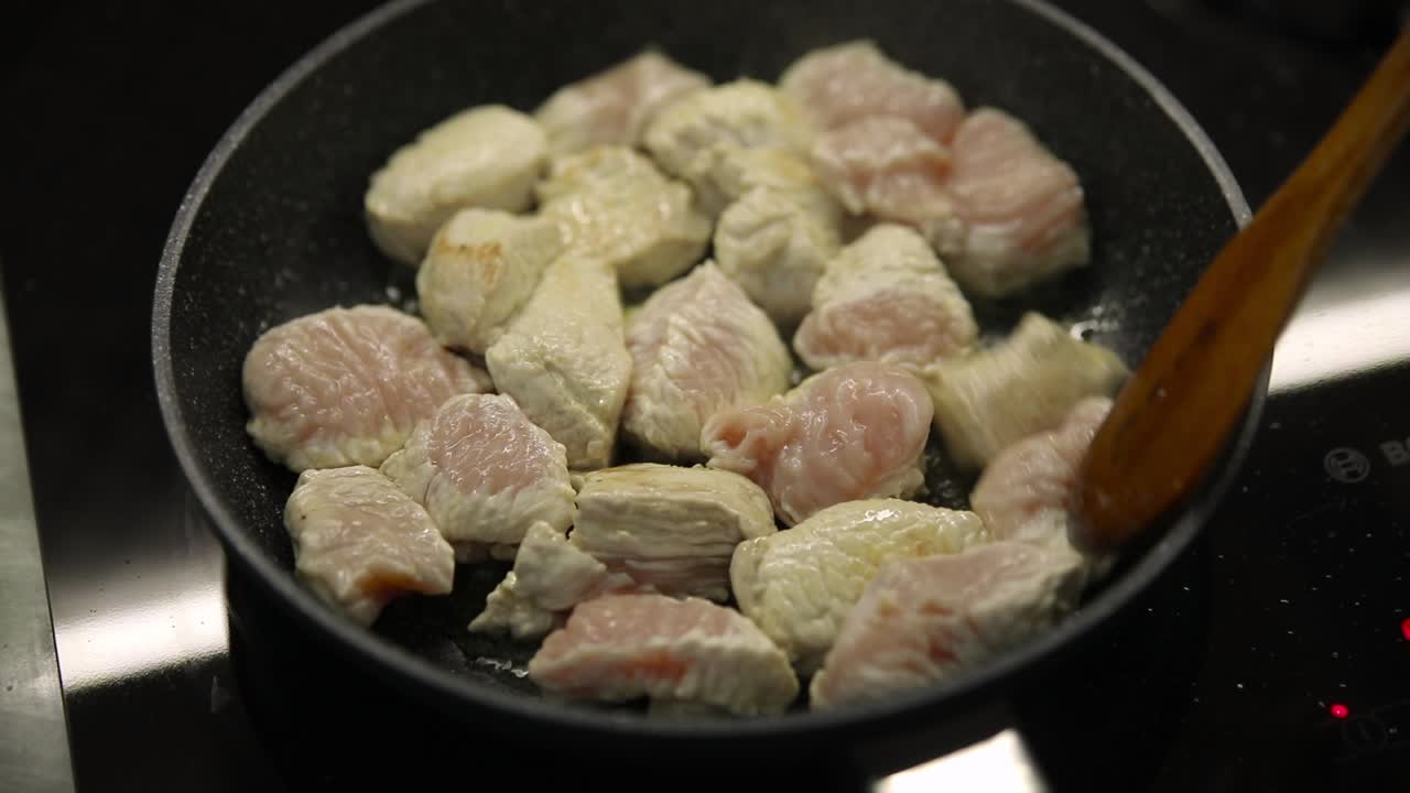 판에 고기를 요리하는 것