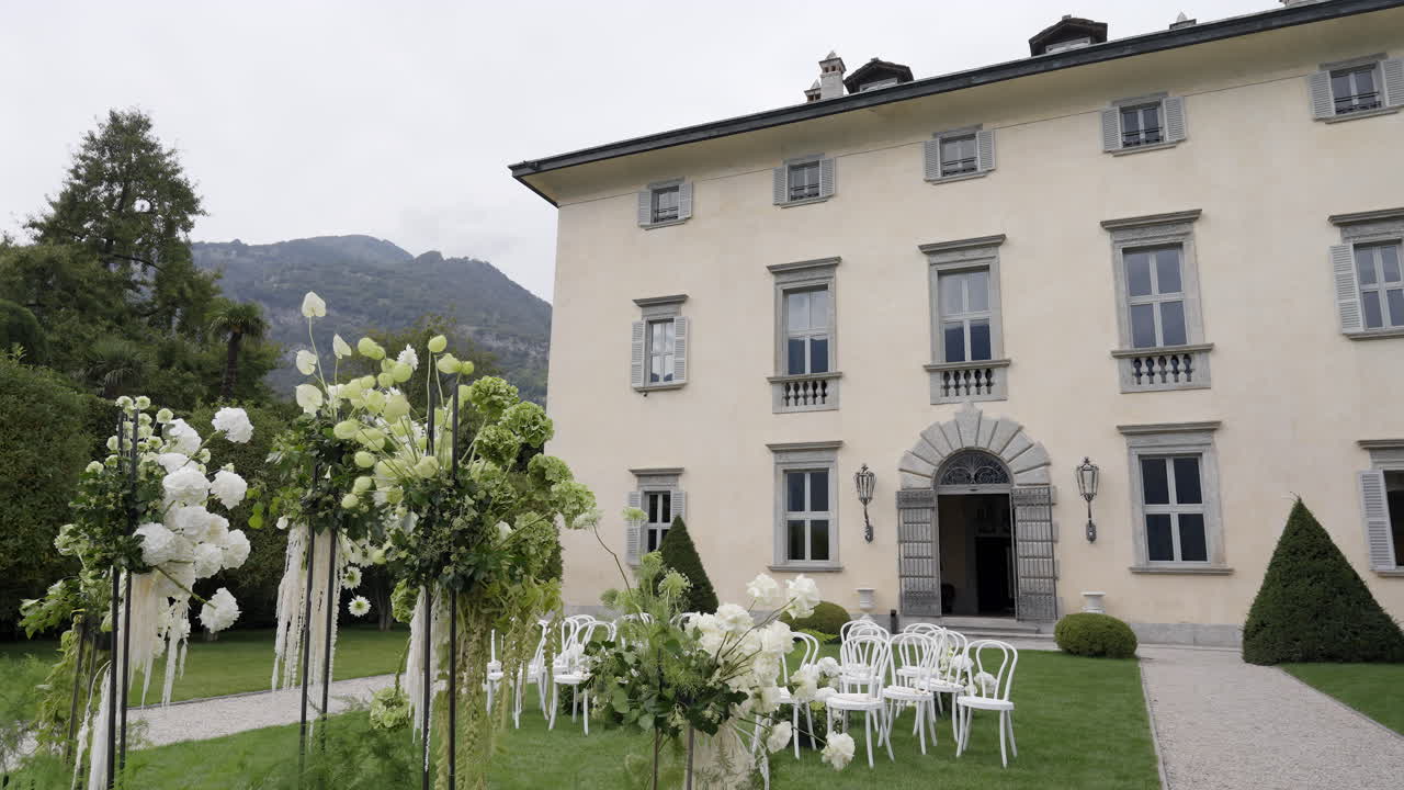 Elegant Outdoor Wedding Ceremony at a Historic Italian Villa