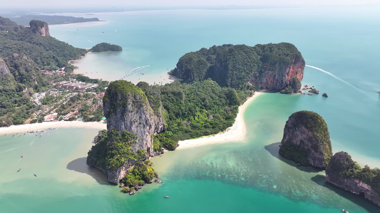 Incredibile vista aerea di Railay e Phra Nang Beach con dintorni rocciosi. Krabi, Thailandia