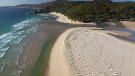 Hochkippende-Drohnenaufnahme-Von-Sandbankstrand,-Einlass-In-Den-Smith-Lake-In-New-South-Wales,-Australien