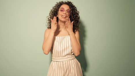 mujer con cabello rizado en vestido a rayas