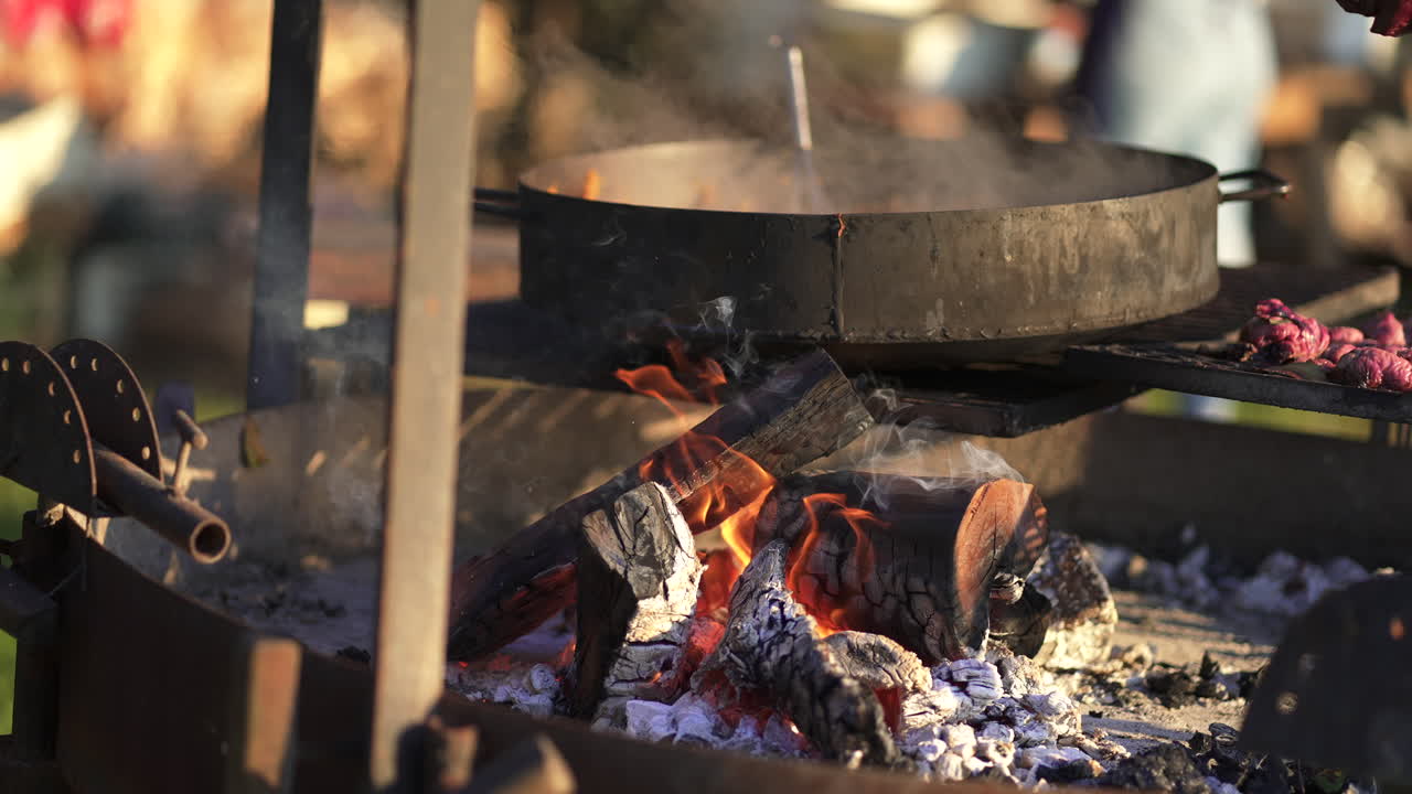 그릴의 근처, 목재 연소, 음식을 따뜻하게하기위한 벽난로, 밖에서 요리, 캠핑 모험, 정적, 연기 및 재