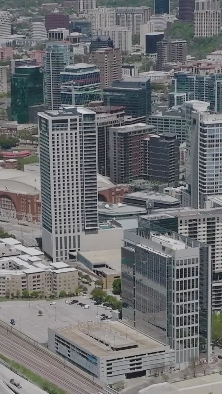 Vista do centro de Dallas, Texas, do céu, mostrando edifícios e estradas