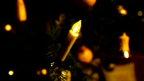 detalle tiro bola de vidrio en el árbol de navidad y velas encendidas, configuración de la noche