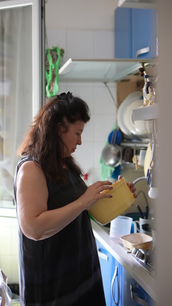 mujer cocinando en una cocina