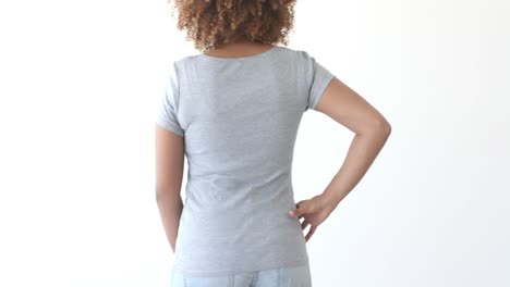 sección media de una mujer afroamericana vestida con una camiseta gris con espacio de copia en un fondo blanco