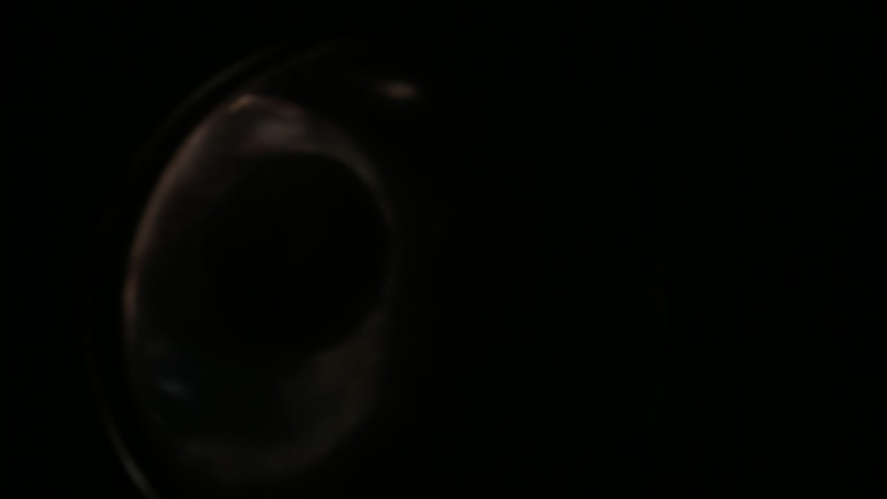 냄비를 열고 짜증이 난 인도 여성