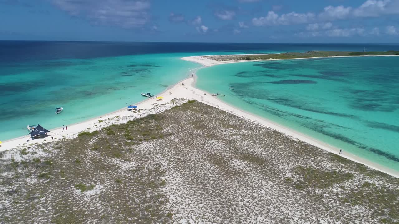 카이오 데 아구아 섬 에 있는 사람 들 은 해변 휴가 를 즐긴다