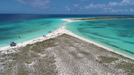 vuelta aérea alrededor de la isla de cayo de agua la gente disfruta de vacaciones en la playa
