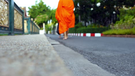 Buddhistischer-Mönch-Auf-Einem-Morgendlichen-Almosen-In-Der-Stadt-Bangkok