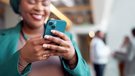 mujer usando teléfono inteligente en la oficina