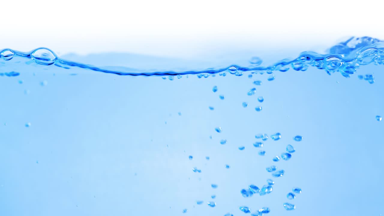 물 속의 많은 거품이 가까이에서, 느린 움직임의 거품과 함께 추상적인 물 파동