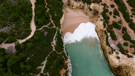 Alejándose-Lentamente-De-Las-Rocas-De-Color-Naranja-De-La-Costa-Del-Algarve