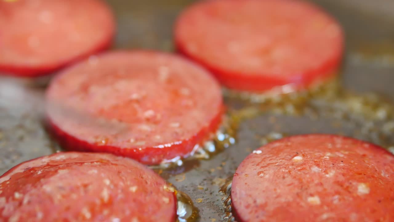 cocinar salchichas en rodajas en una sartén