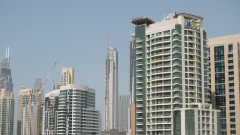 el horizonte de dubái con modernos edificios de gran altura en construcción