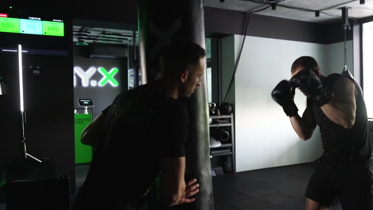 현대적 인 체육관 에서 권투 훈련