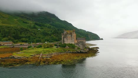 Eilean-Donan-Castle---Schottisches-Hochland,-Schottland,-Großbritannien,-Europa