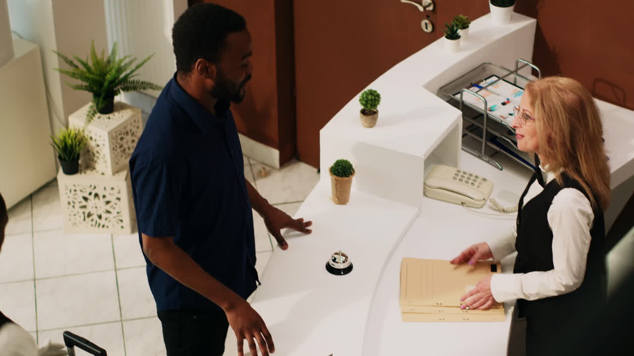 huésped afroamericano registrándose