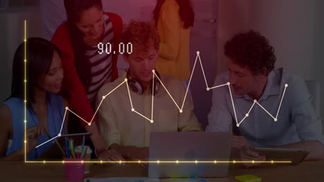 Animación-De-Datos-De-Procesamiento-De-Gráficos-Sobre-Diversos-Colegas-Hablando-Alrededor-De-Una-Computadora-Portátil-En-Una-Oficina-Informal