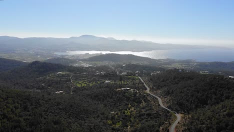 Vista-Sobre-El-Paisaje,-La-Ciudad-Y-La-Bahía-En-Ibiza,-Desde-Un-Dron