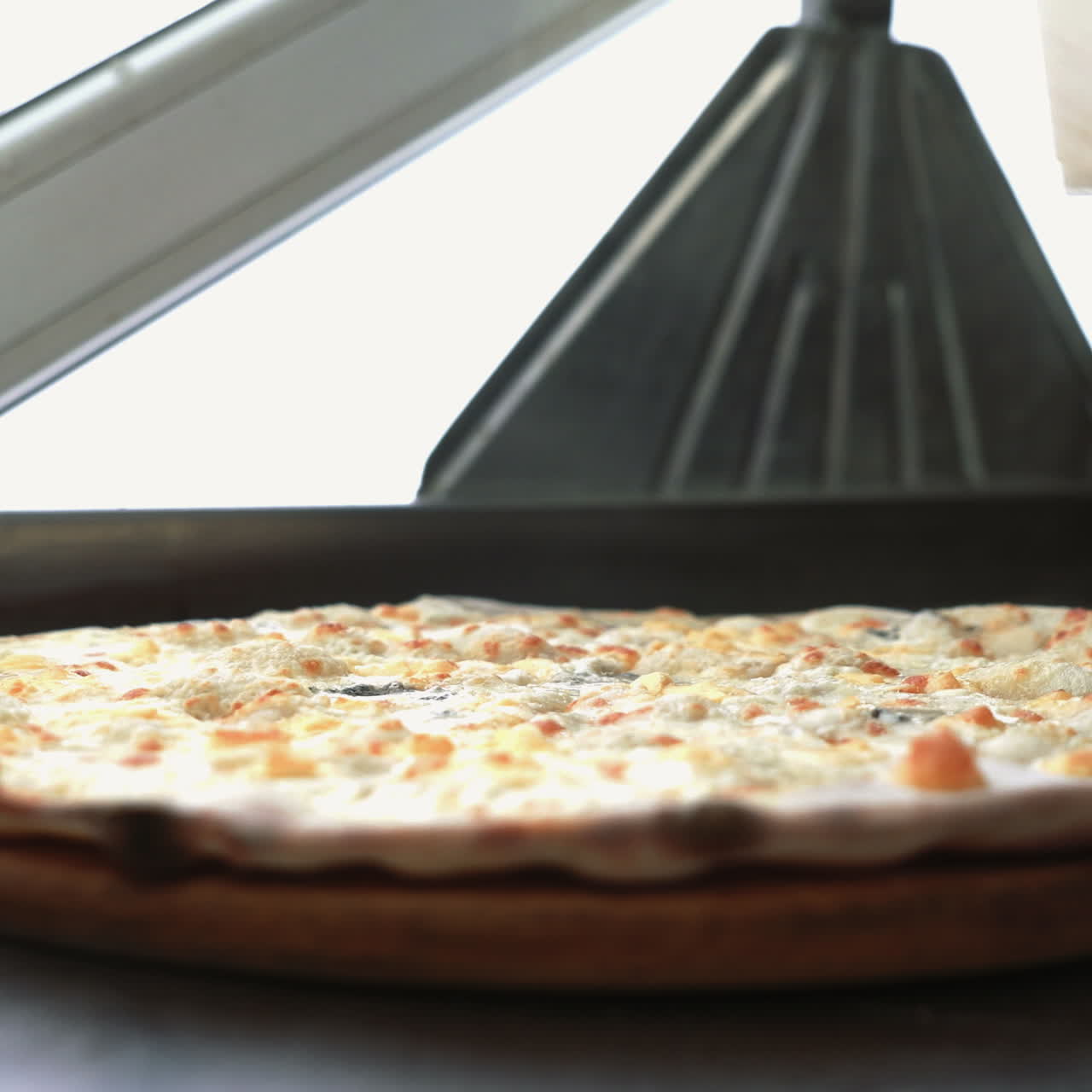 Kokker lager pizza på et storkjøkken. Pizzasted. Matlaging. Pizzakokk. Kvadratisk video.