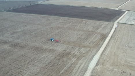 Vista-Aérea-De-Las-Tierras-Agrícolas-Que-Se-Aran-Antes-De-Sembrar