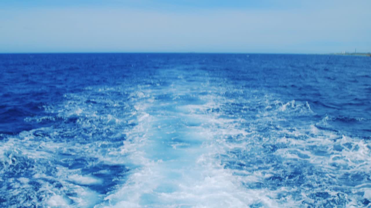 요트에 있는 낚싯대의 조감도, 위로 기울어져 카리브 바다 경치를 드러내다