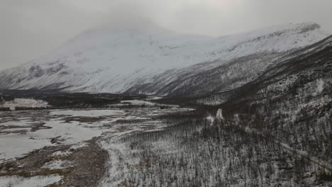 Verschneite-Berglandschaft-Von-Signaldalen-In-Nordnorwegen-Im-Winter---Luftaufnahme