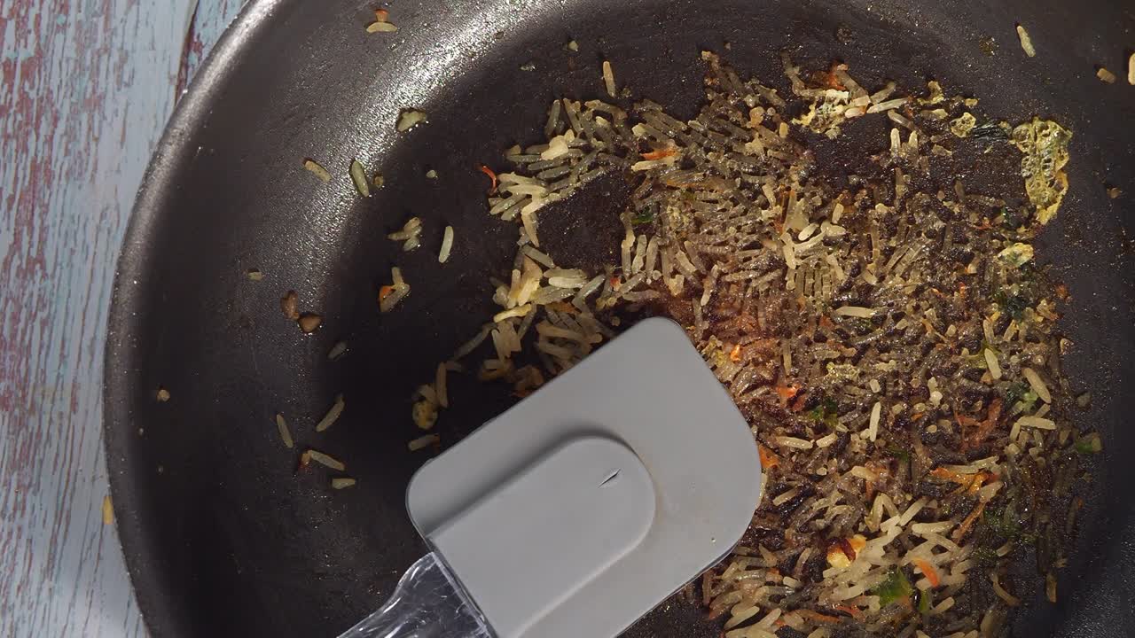 restos de arroz frito quemado en una sartén