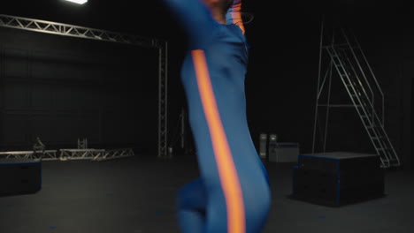 mujer con traje de captura de movimiento bailando en un estudio bailarina de ballet chica con traje de mo-cap para animación de personajes 3d para tecnología de realidad virtual