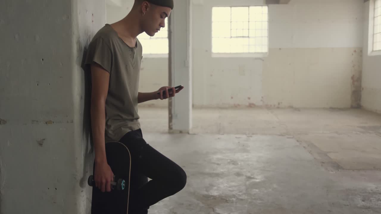 Hombre joven a la moda en un almacén abandonado