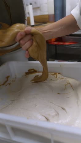 mezclando la masa en una panadería
