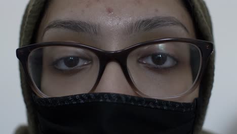 mujer hijab con mascarilla negra de algodón