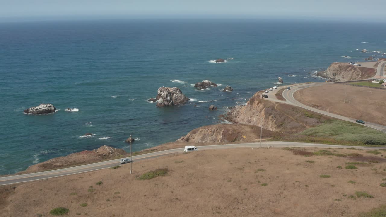 vista aérea de los automóviles que conducen por la autopista 1 junto al océano bodega bay en el norte de california