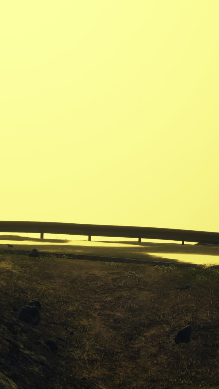 해가 뜨면 평온 한 물체 를 가로지르는 다리