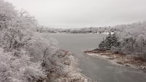 Volando-A-Través-De-Un-Río-De-Invierno-4k-Drone