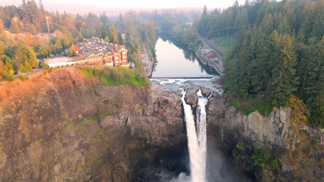toma aérea de snoqualmie falls en washington, estados unidos