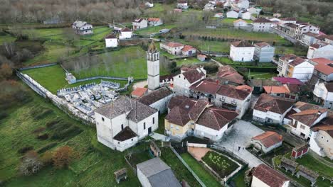 Kirchengelände-Von-San-Salvador-De-Molgas-Im-Alten-Spanischen-Dorf-In-Den-Bergen