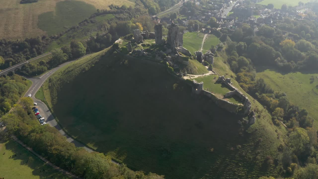 영국의 역사적인 언덕 꼭대기 성 유적의 공중 전망