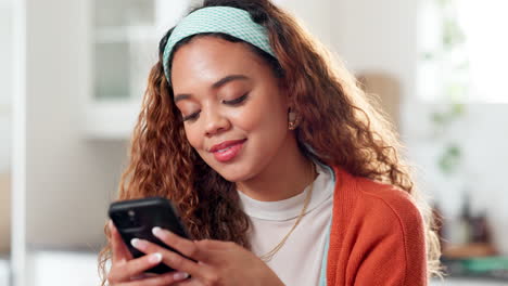 mujer usando un teléfono inteligente