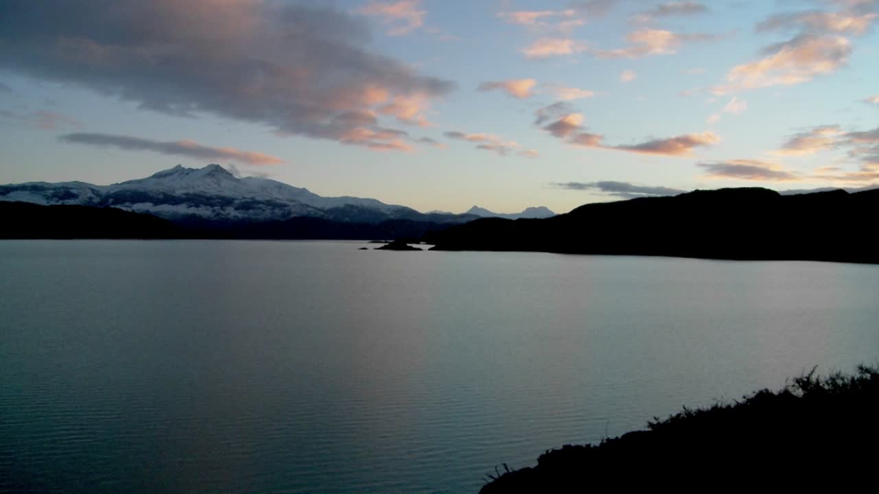 una toma amplia de un hermoso lago en la patagonia argentina