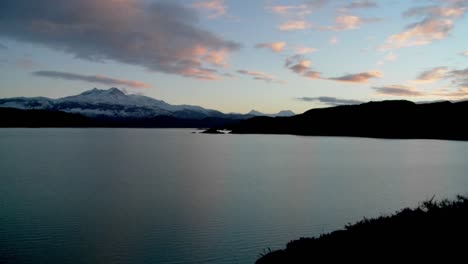 Un-Plano-General-De-Un-Hermoso-Lago-En-La-Patagonia-Argentina