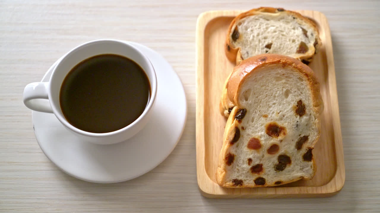 pan de pasas con taza de café para el desayuno