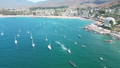 Segelboote-Und-Yachten-Im-Meer-Von-Chile,-Papudo-Strand