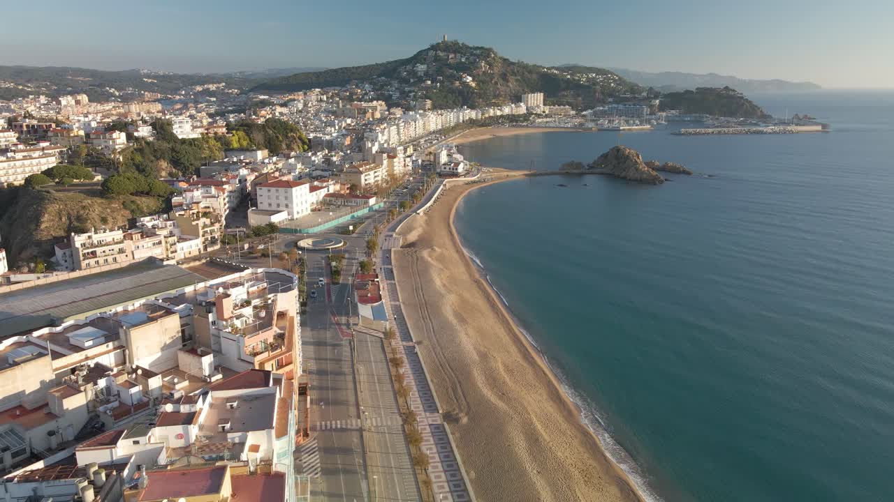 video aereo de blanes girona drone, playa mediterranea sin gente agua cristalina turquesa ciudad de costa brava turismo europeo